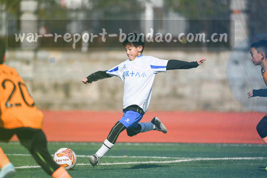 战报侧栏的变更说明区块特写，标注线从说明条目指向对应的阵容调整内容